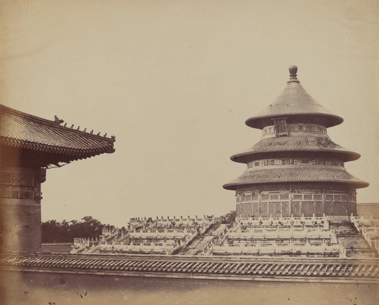 Świątynia Nieba z miejsca, gdzie palą się księża, w chińskim mieście... Październik 1860. autorstwa Felice Beato