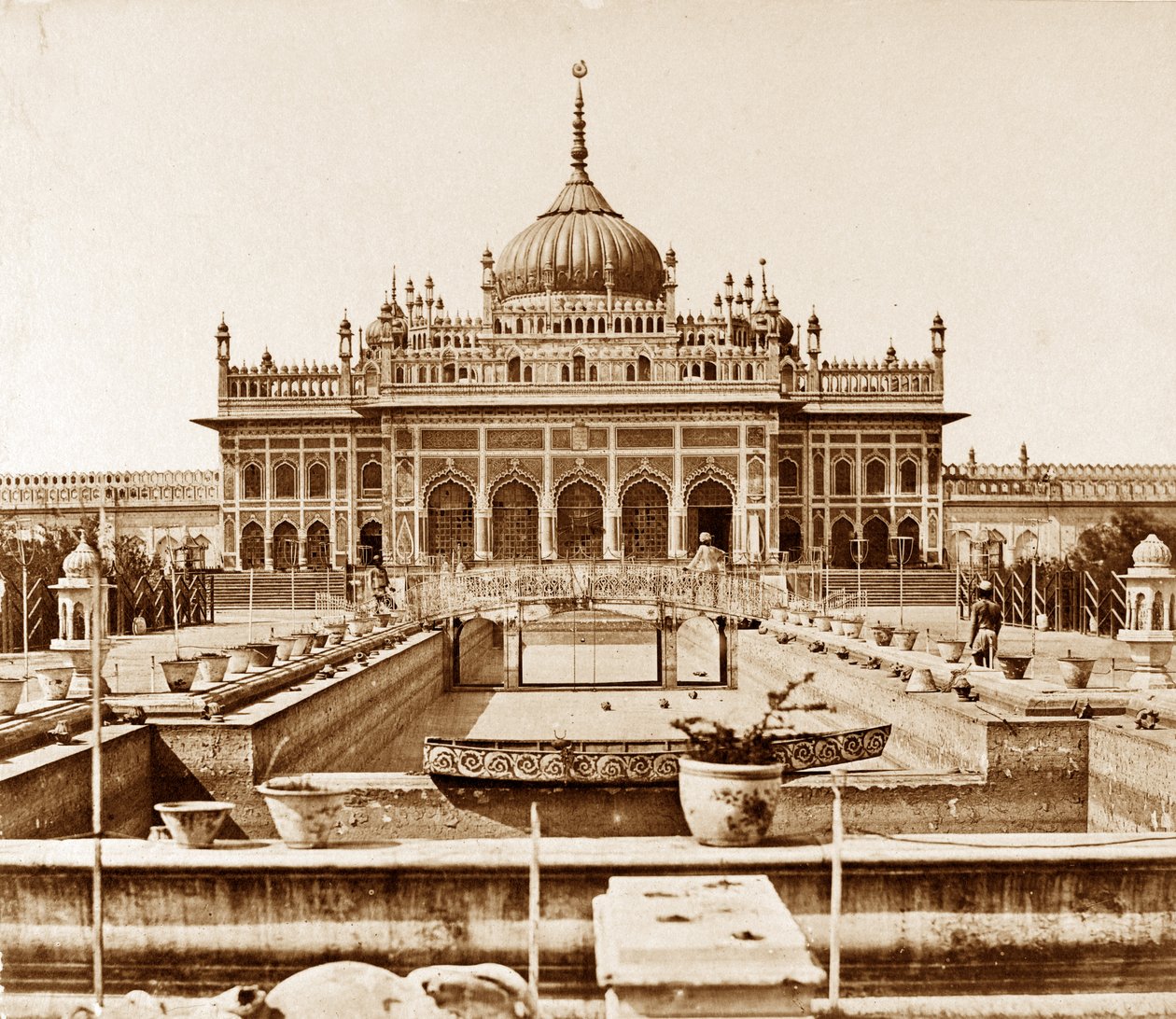 Husainabad Imambara i grób Muhammada Ali Khana, Lucknow autorstwa Felice Beato