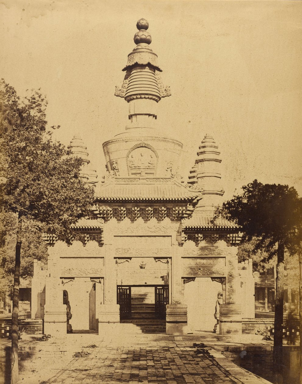 Tybetański pomnik w świątyni Lamy w pobliżu Pekinu, sierpień 1860 r. autorstwa Felice Beato