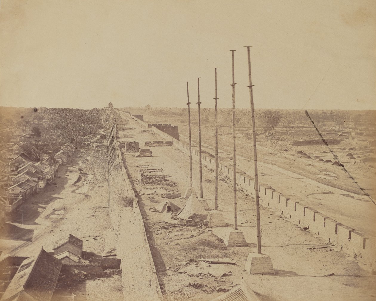 Szczyt muru z Anting Gate, Pekin, przejęcie przez wojska angielskie i francuskie, październik 1860. autorstwa Felice Beato