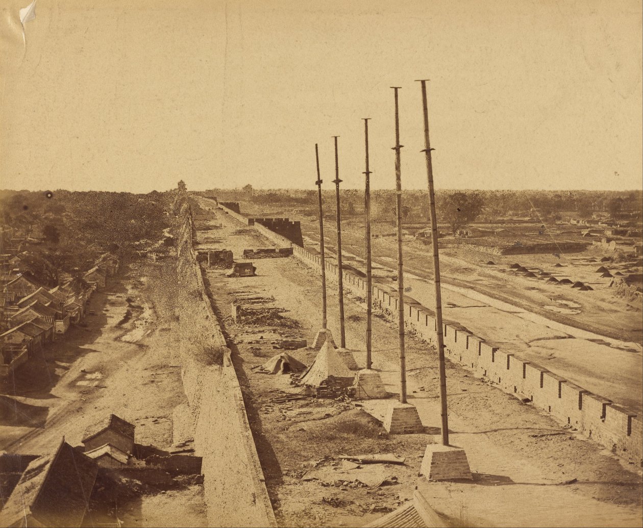 Szczyt muru od Antin Gate przejęty przez wojska brytyjskie i francuskie, 21 października 1860 r autorstwa Felice Beato
