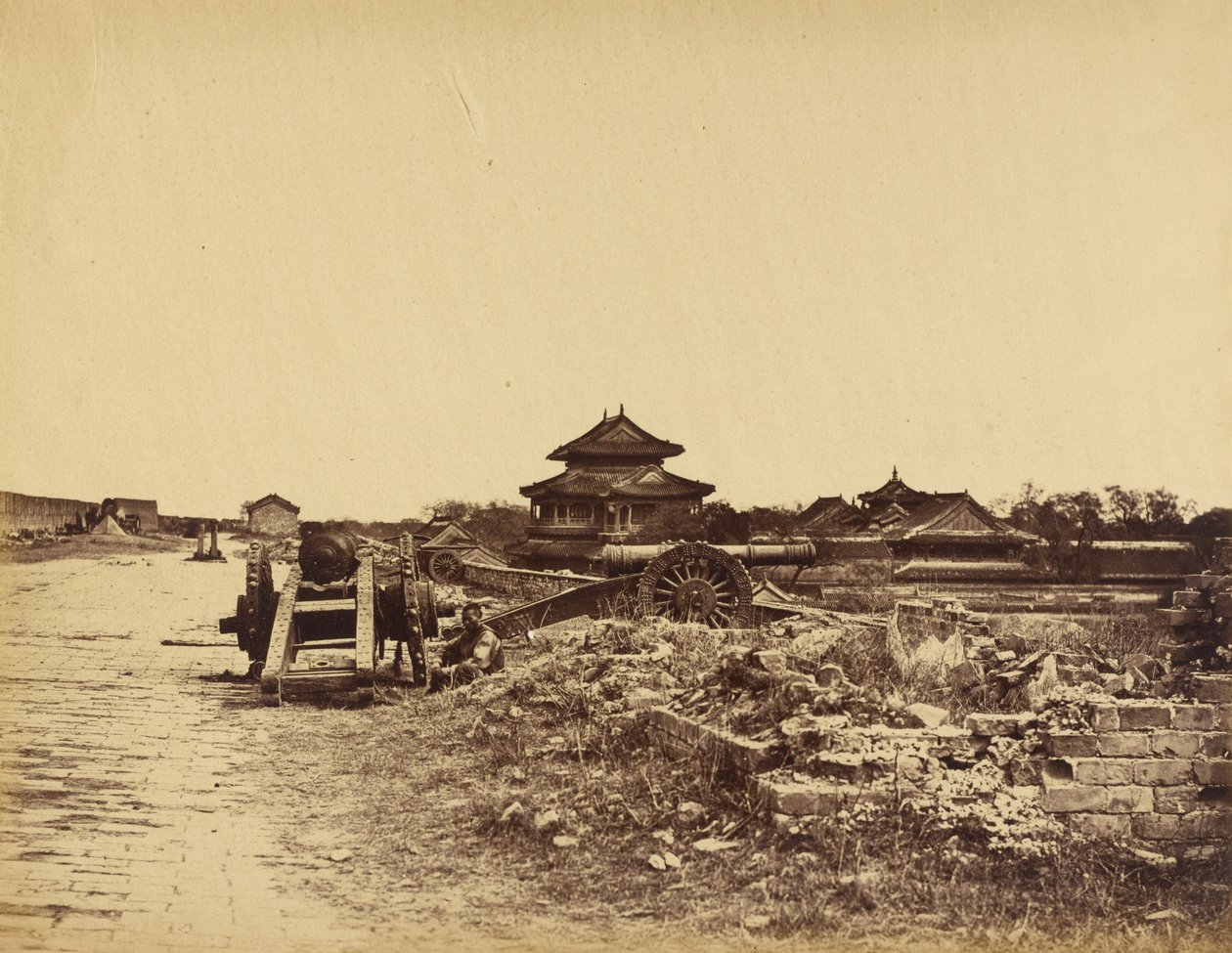 Szczyt murów Pekinu ukazujący chińskie działa skierowane przeciwko naszym bateriom, 14 października 1860 r. autorstwa Felice Beato