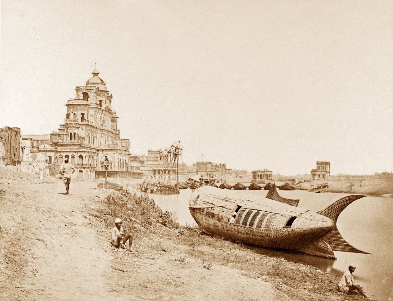 Widok na pałac Chattar Manzil z łodzią królewską na rzece Gumti, Lucknow, podczas buntu indyjskiego, 1858 autorstwa Felice Beato