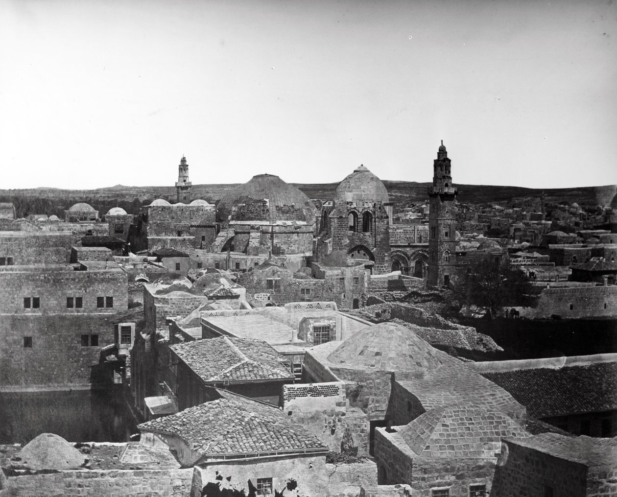 Widok kościoła Grobu Świętego i Basenu Ezechiasza, Jerozolima, 1857 autorstwa Felice Beato