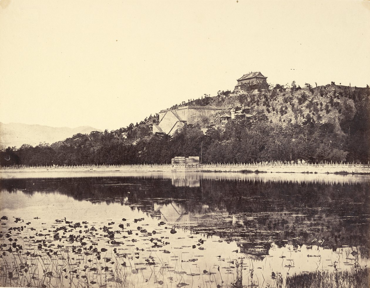 Widok na cesarski pałac letni, Yuen-Ming-Yuen, po spaleniu, zaczerpnięty z jeziora, Pekin, 18 października 1860 r. autorstwa Felice Beato