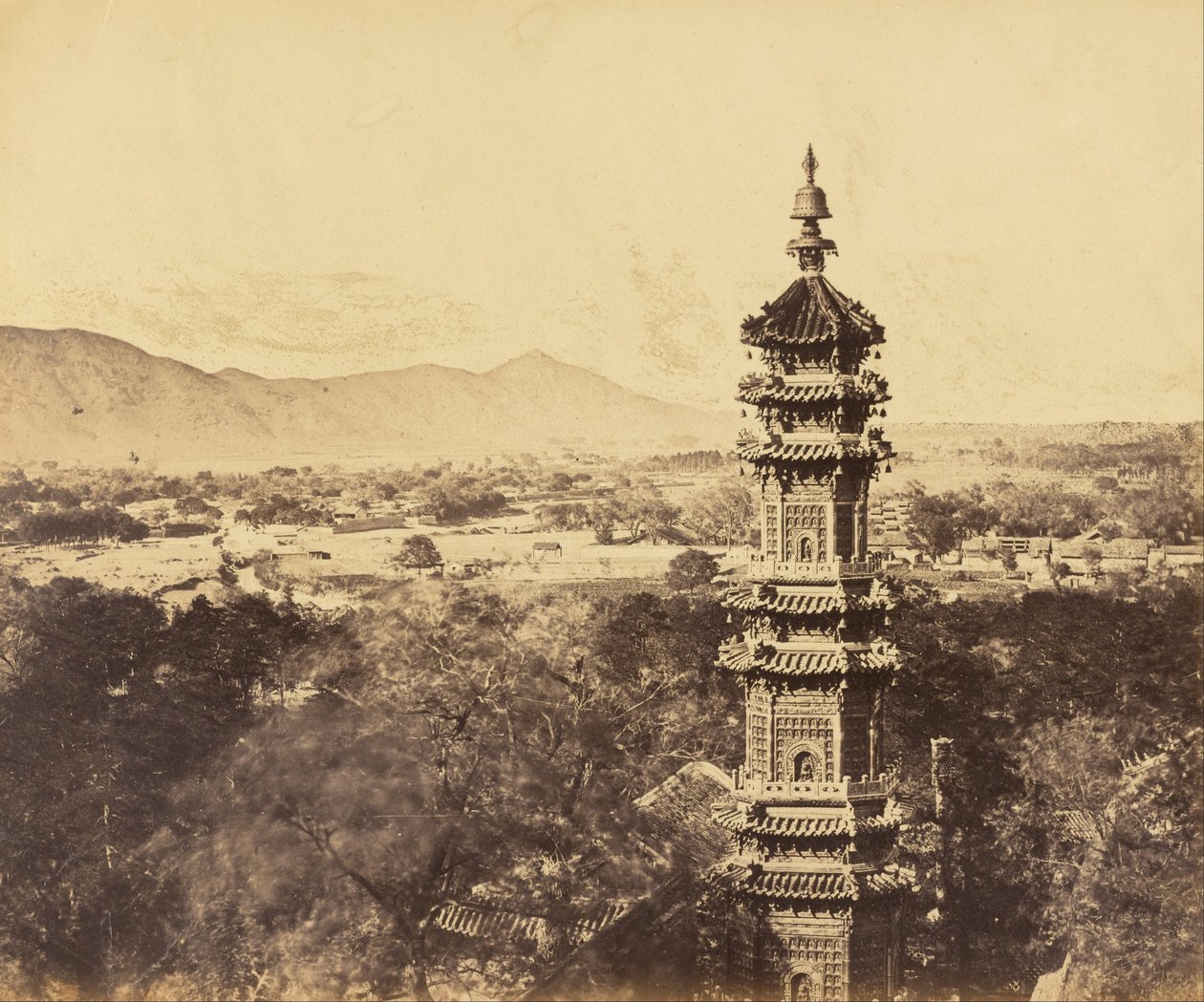 Widok na Pałac Letni. Pagoda Yuan Ming Yuan. Przed spaleniem, Pekin, 18 października 1860 autorstwa Felice Beato