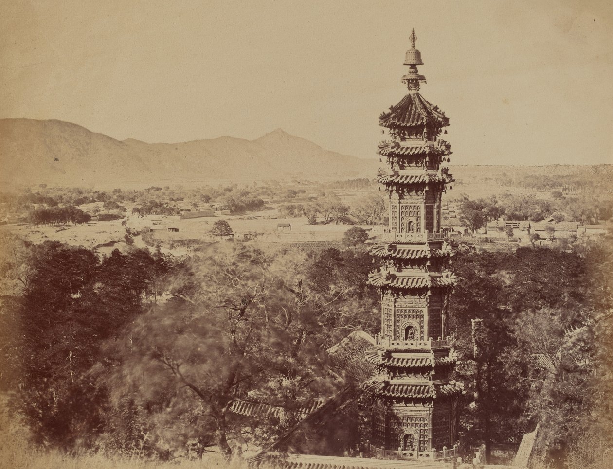 Widok Pałacu Letniego Yuen Min Yuen, Pekin, ukazujący Pagodę..., październik 1860, 1860. autorstwa Felice Beato
