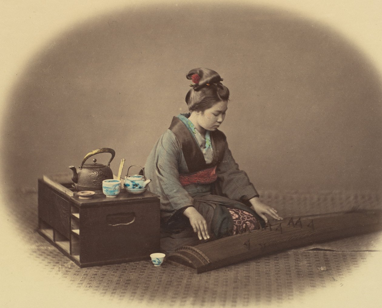 Kobieta z zestawem do herbaty grająca na koto, ca. 1860. autorstwa Felice Beato