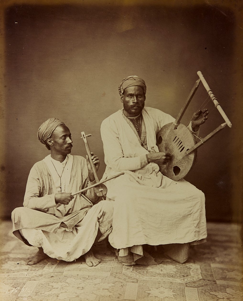 Album „Damas et Baalbek”: Para syryjskich muzyków sfotografowana podczas gry na instrumencie strunowym autorstwa Félix Bonfils