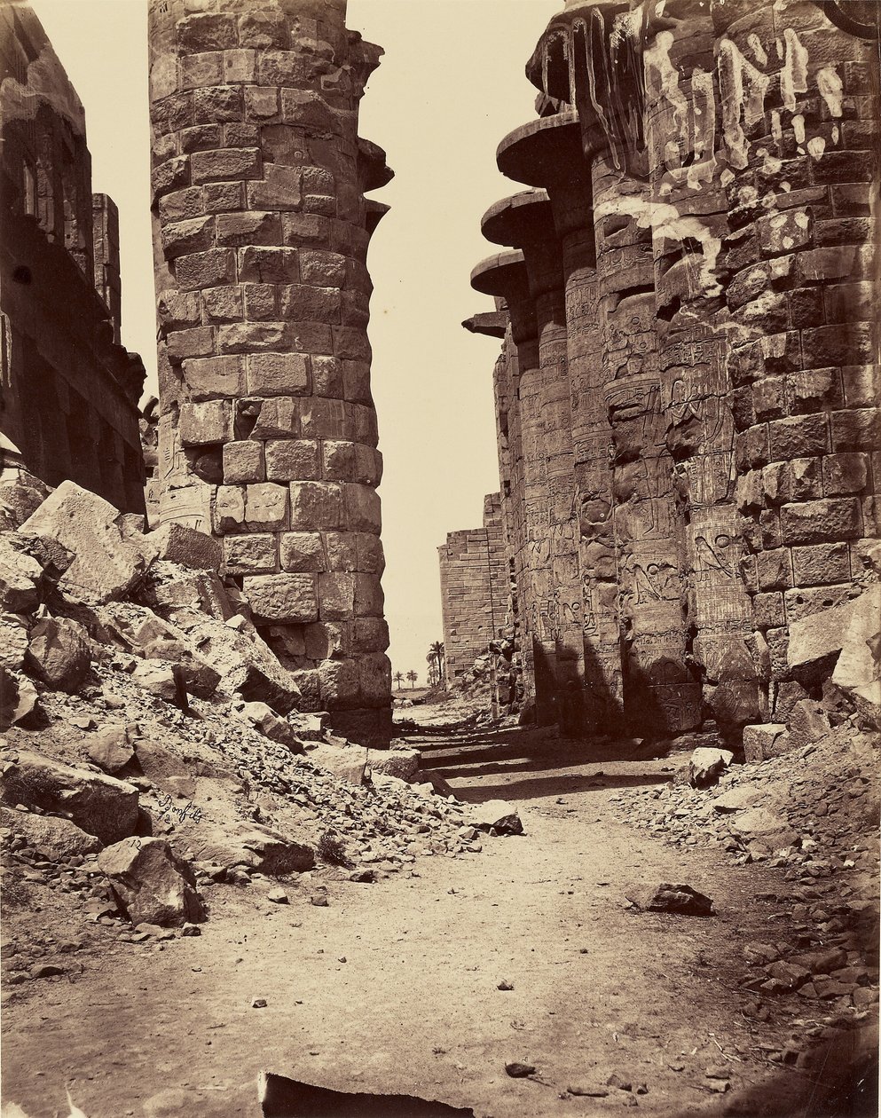 Główna aleja sali hipostylowej, widok od strony wschodniej (Karnak) – Teby autorstwa Félix Bonfils