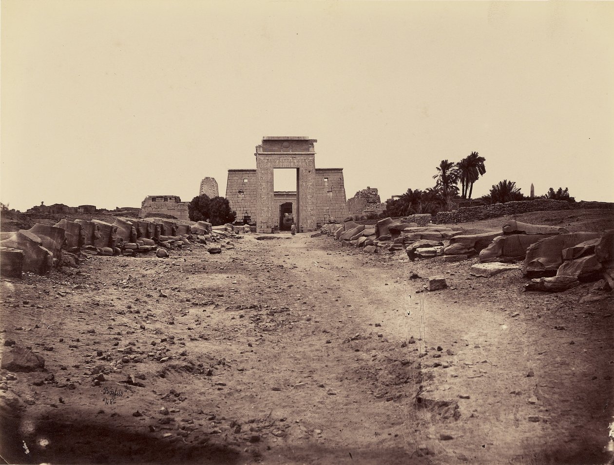 Aleja Sfinksów i ptolemejski propylon, Karnak, Teby autorstwa Félix Bonfils