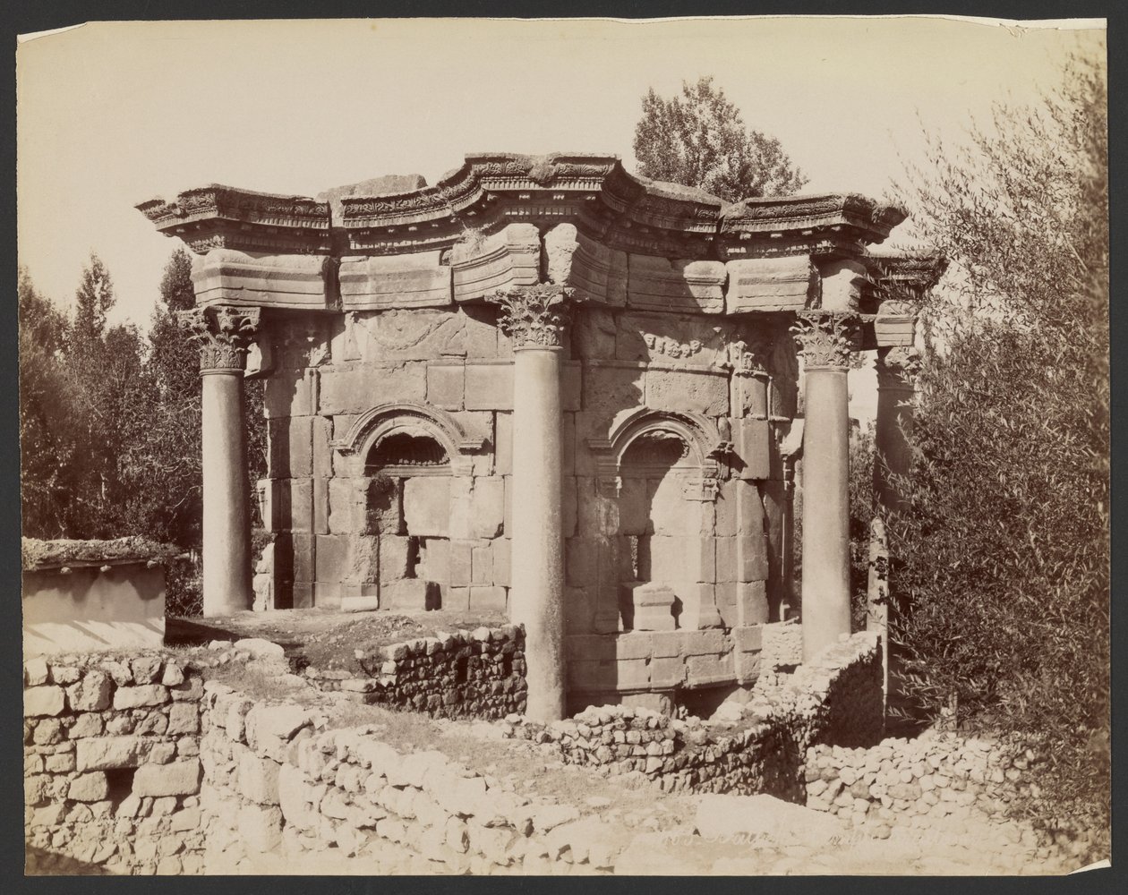Baalbek, świątynia Wenus autorstwa Félix Bonfils