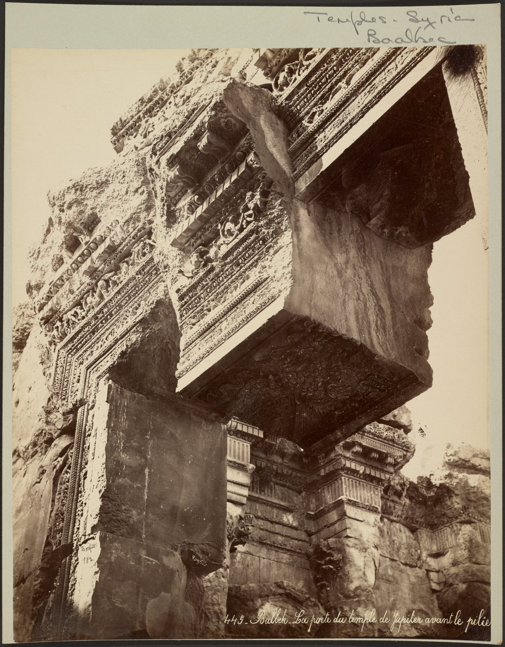 Baalbek, brama świątyni Jowisza przed filarem autorstwa Félix Bonfils