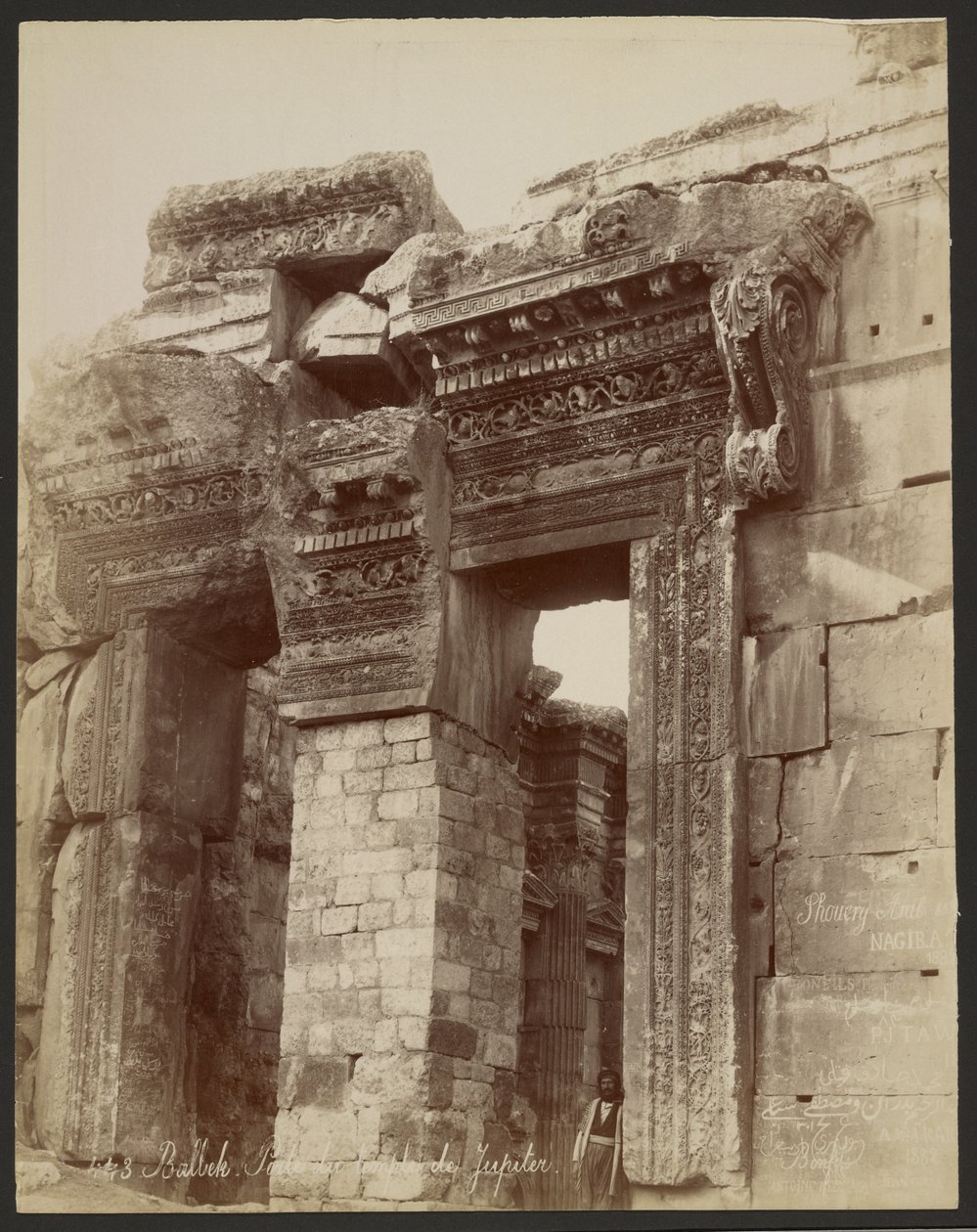 Baalbek, brama świątyni Jowisza autorstwa Félix Bonfils