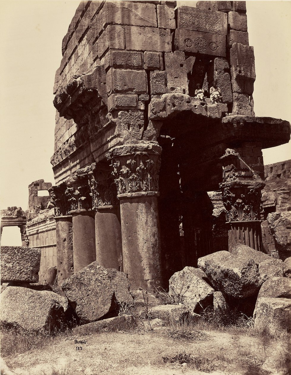 Detale kapiteli kolumn świątyni Jowisza - Baalbek autorstwa Félix Bonfils