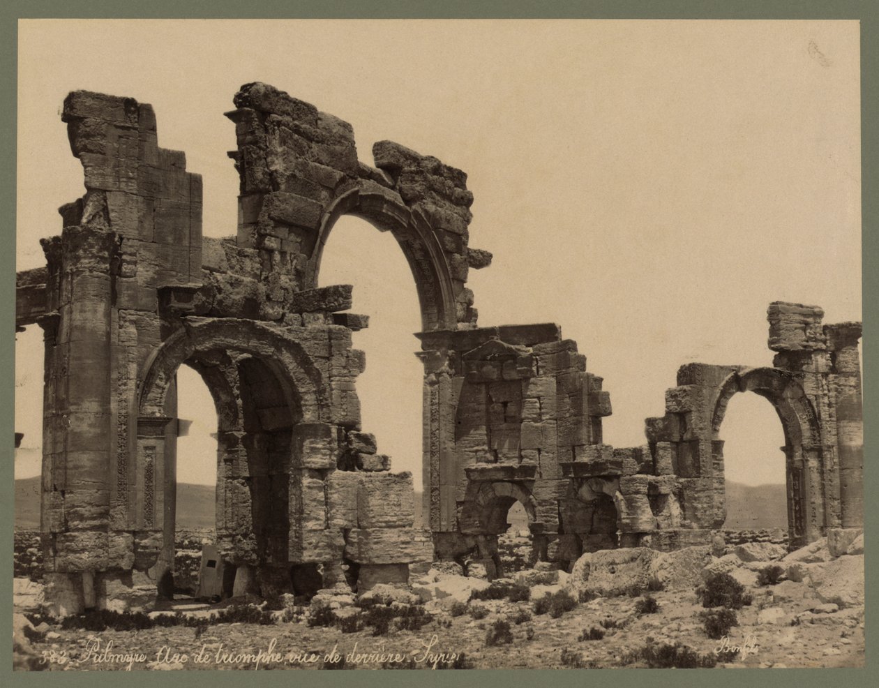 Wejście do Wielkiej Kolumnady, Palmyra, ok. 1875 (druk albumowy) autorstwa Félix Bonfils