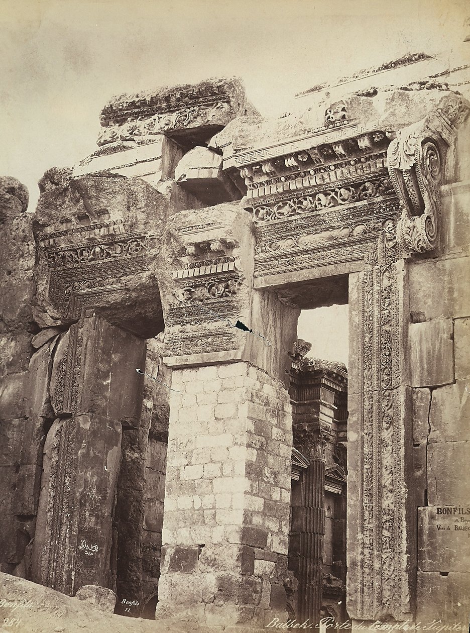 Wejście do Świątyni Jowisza lub Świątyni Słońca, w strefie archeologicznej Heliopolis lub Baalbek, starożytne miasto syryjskie, obecnie Liban autorstwa Félix Bonfils
