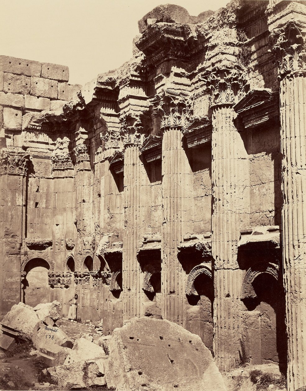 Wnętrze świątyni Jowisza - Baalbek autorstwa Félix Bonfils