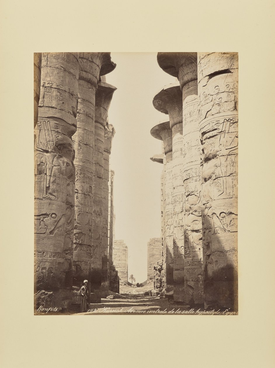 Karnak. Centralna aleja sali hipostylowej, Egipt autorstwa Félix Bonfils