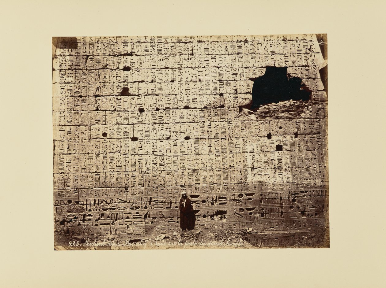 Medinet-Abou - Płaskorzeźba po prawej stronie bramy Wielkiej Świątyni autorstwa Félix Bonfils