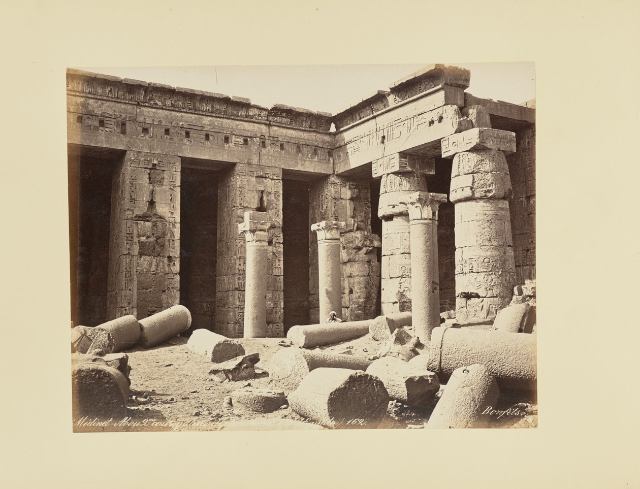 Medinet Habu, drugi dziedziniec, galeria Totmesa I (Egipt) autorstwa Félix Bonfils
