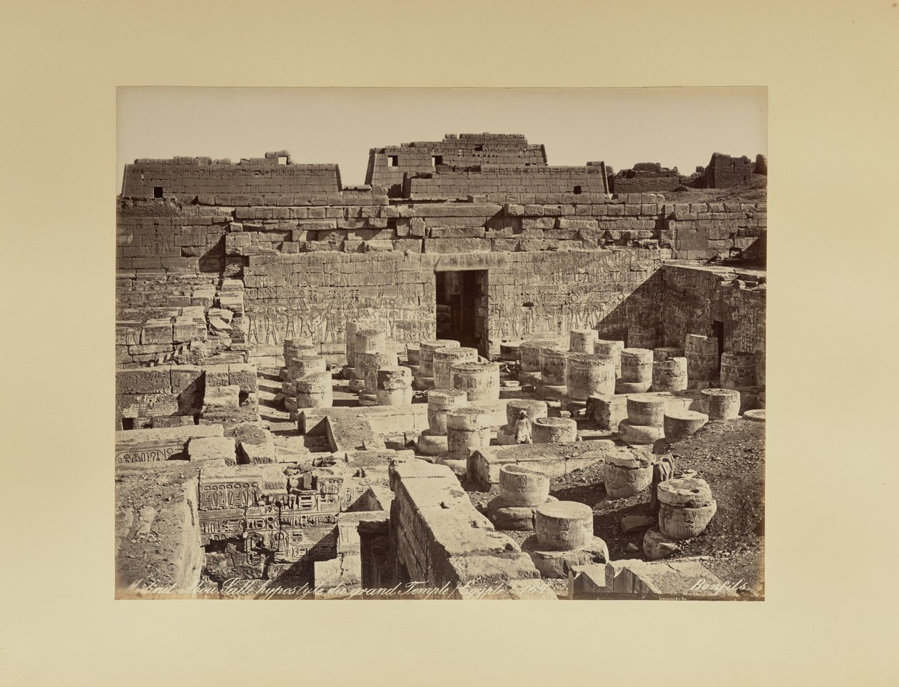Medinet Abu. Sala hipostylowa Wielkiej Świątyni (Egipt) autorstwa Félix Bonfils