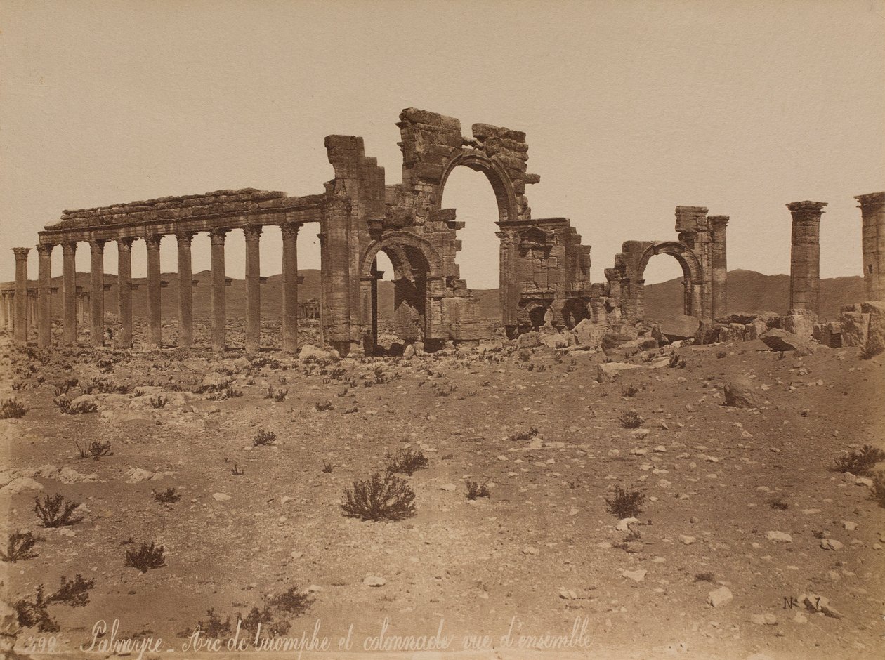 Palmyra: widok ogólny Łuku Triumfalnego i kolumnady autorstwa Félix Bonfils
