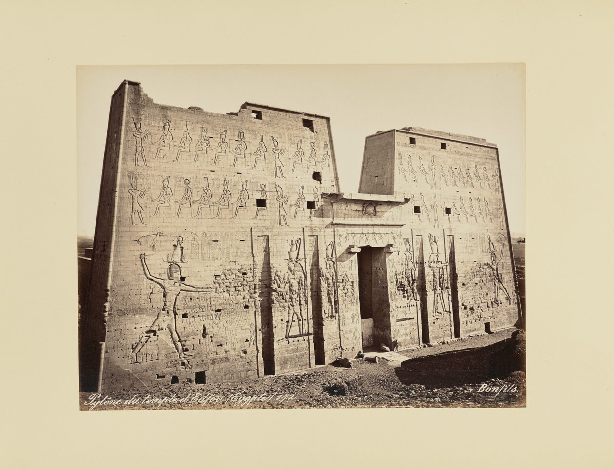 Pylon świątyni w Edfu (Egipt) autorstwa Félix Bonfils