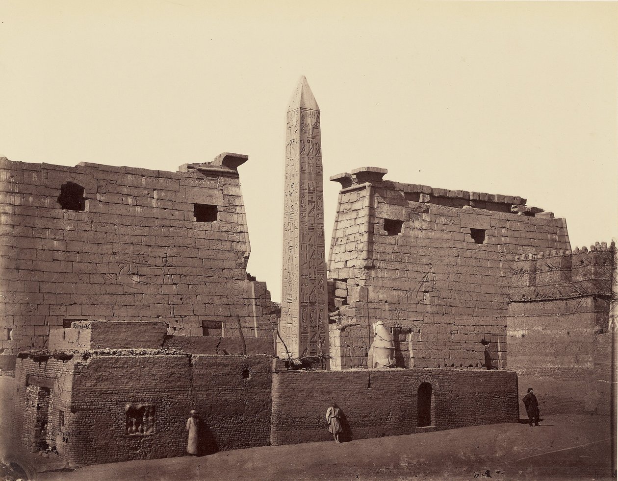 Świątynia w Luksorze: obelisk i pylon [Teby] autorstwa Félix Bonfils