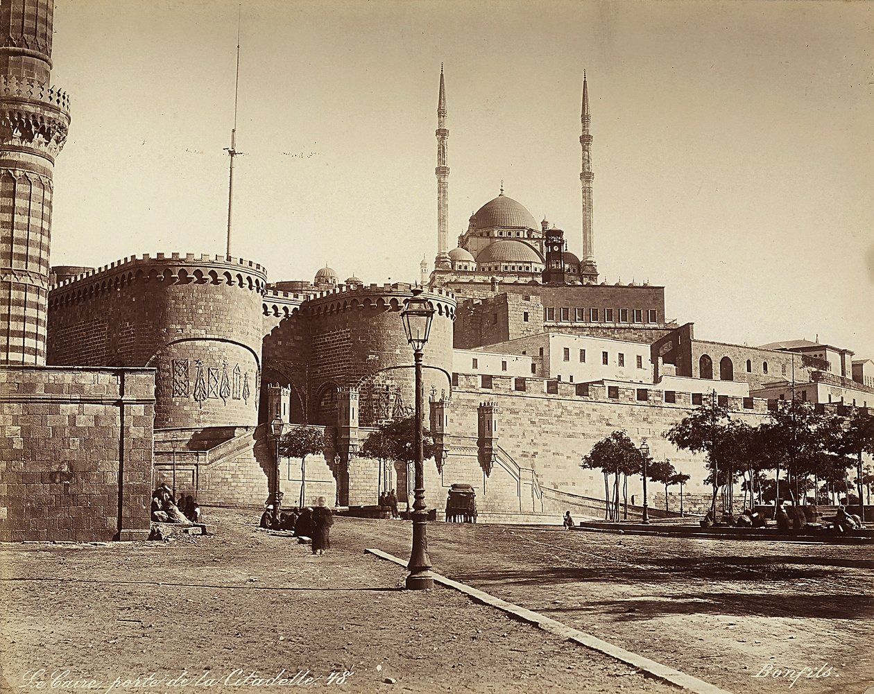 Brama Bab el-Azab Cytadeli, z meczetem Muhammada Alego w tle, w Kairze, Egipt autorstwa Félix Bonfils