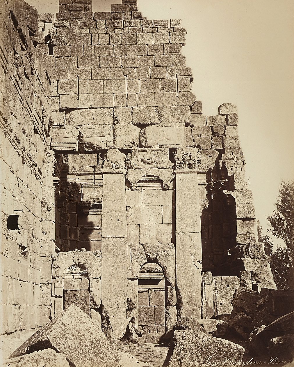 propylaea Świątyni Jowisza lub Świątyni Słońca, w strefie archeologicznej Heliopolis lub Baalbek, starożytne miasto syryjskie, obecnie Liban autorstwa Félix Bonfils