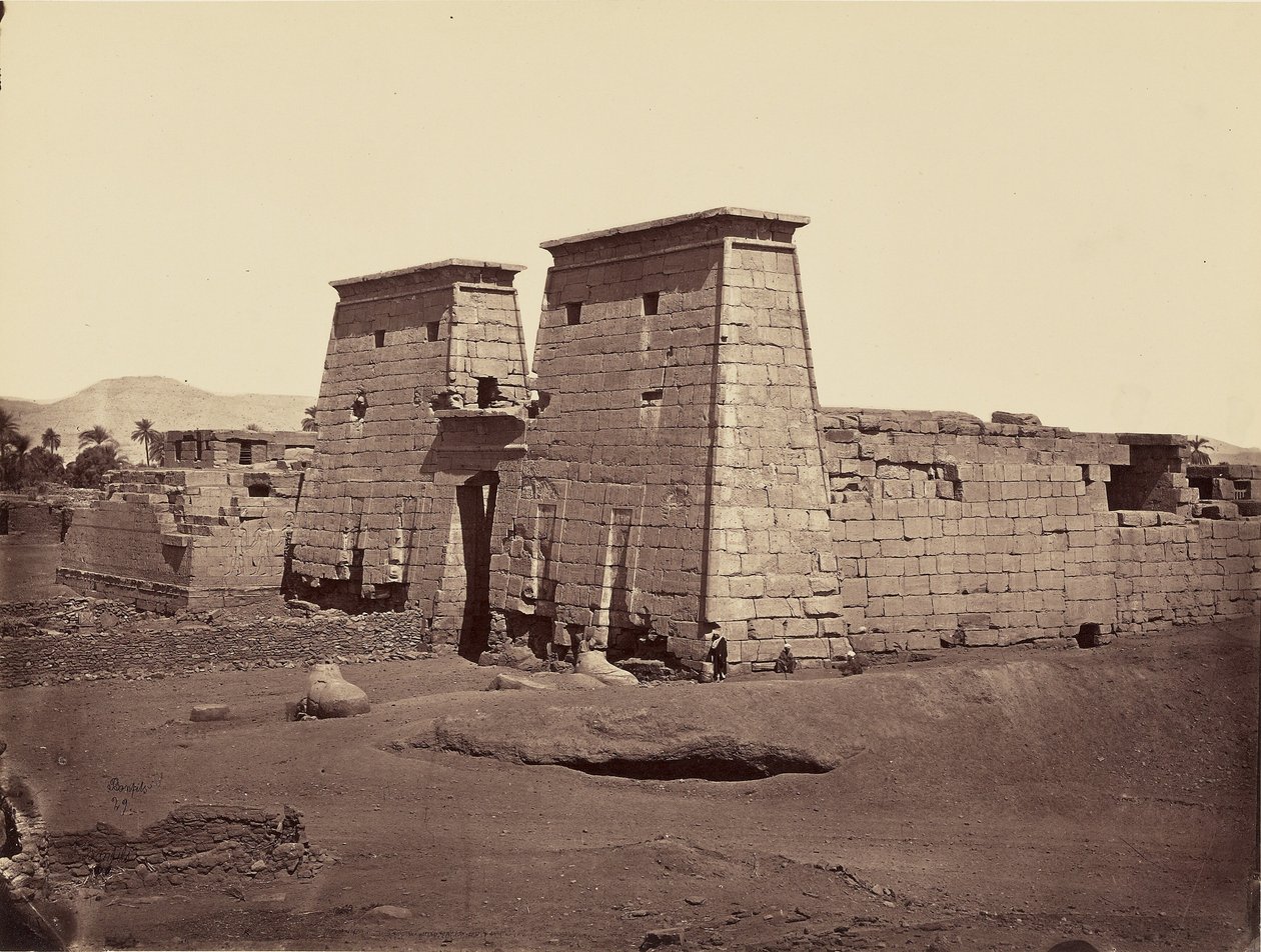 Widok ogólny świątyni Ramzesa III, Karnak, Teby autorstwa Félix Bonfils