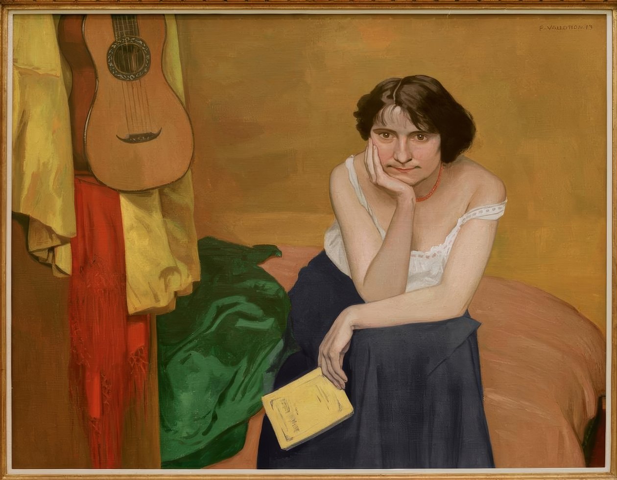 Brunetka kobieta siedząca frontalnie, z gitarą autorstwa Felix Edouard Vallotton