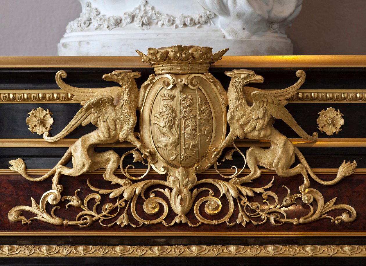 Detal mebla zdobi herb rodu Brignole Sale autorstwa ebenista Guillaume Grohe (1808-1885) według rysunku Felixa Dubana (1798-1870). Apartamenty Marii Brignole Sale De Ferrari, księżna Galliera (1811-1888), furn autorstwa Felix Louis Jacques Duban