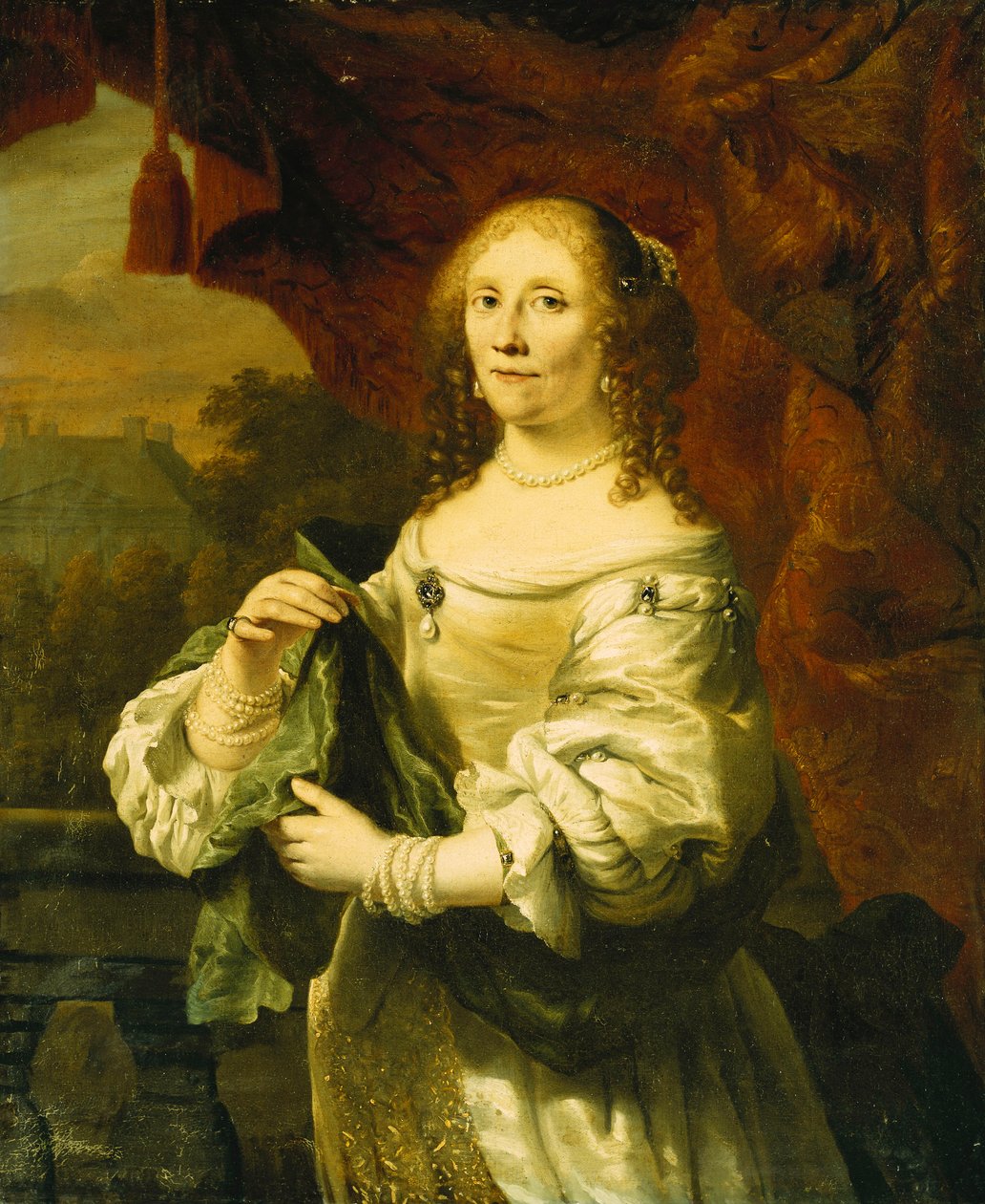 Portret damy, stojąca trzy czwarte długości, ubrana w białą satynową sukienkę, owiniętą zielonym szalem przed czerwoną zasłoną na balkonie, za nią pejzaż, autorstwa Ferdinand Bol
