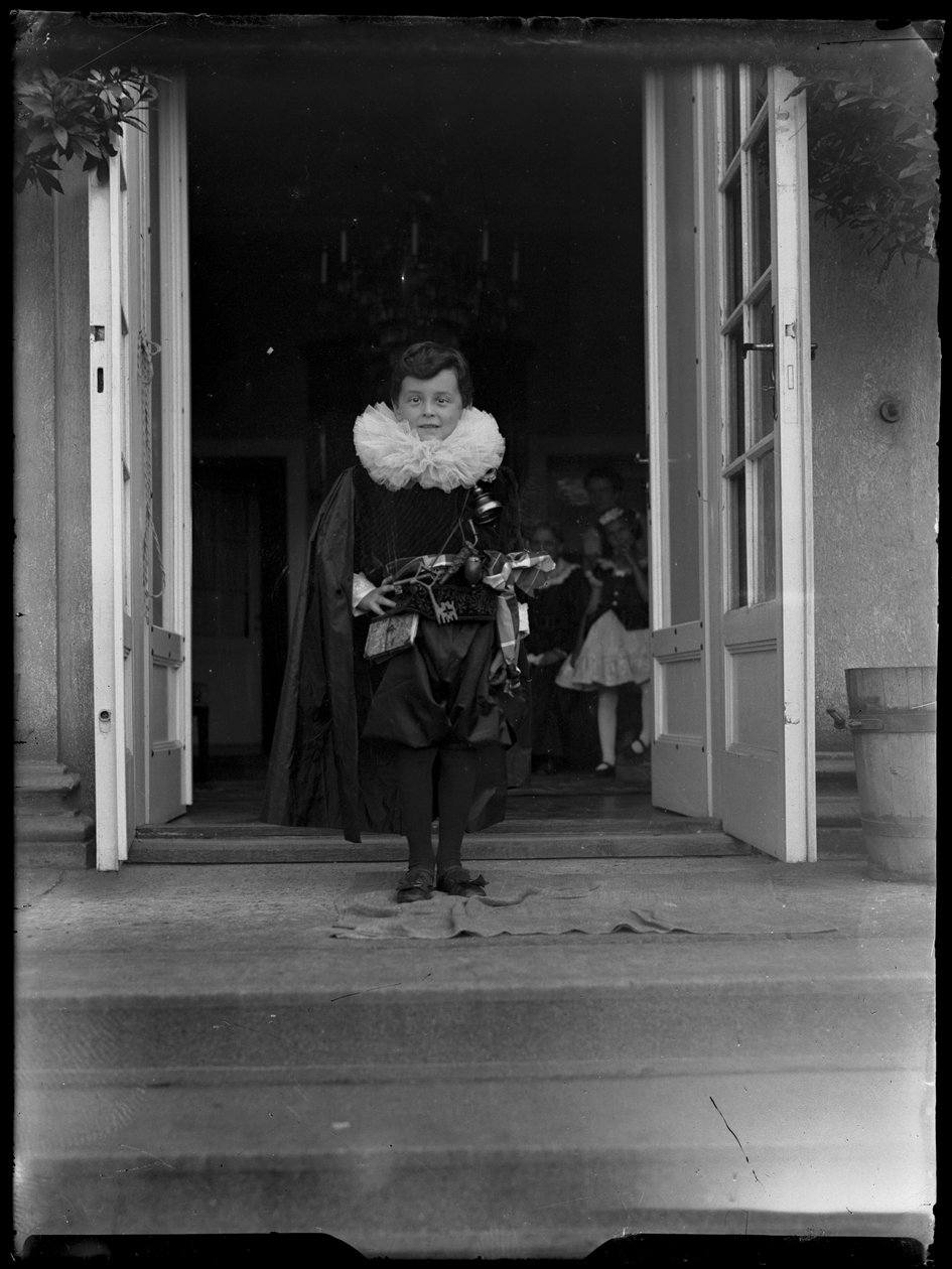 Zdjęcie Johannesa Sordidnessa (1913-1958) jako dziecka w kostiumie autorstwa Ferdinand Schmutzer
