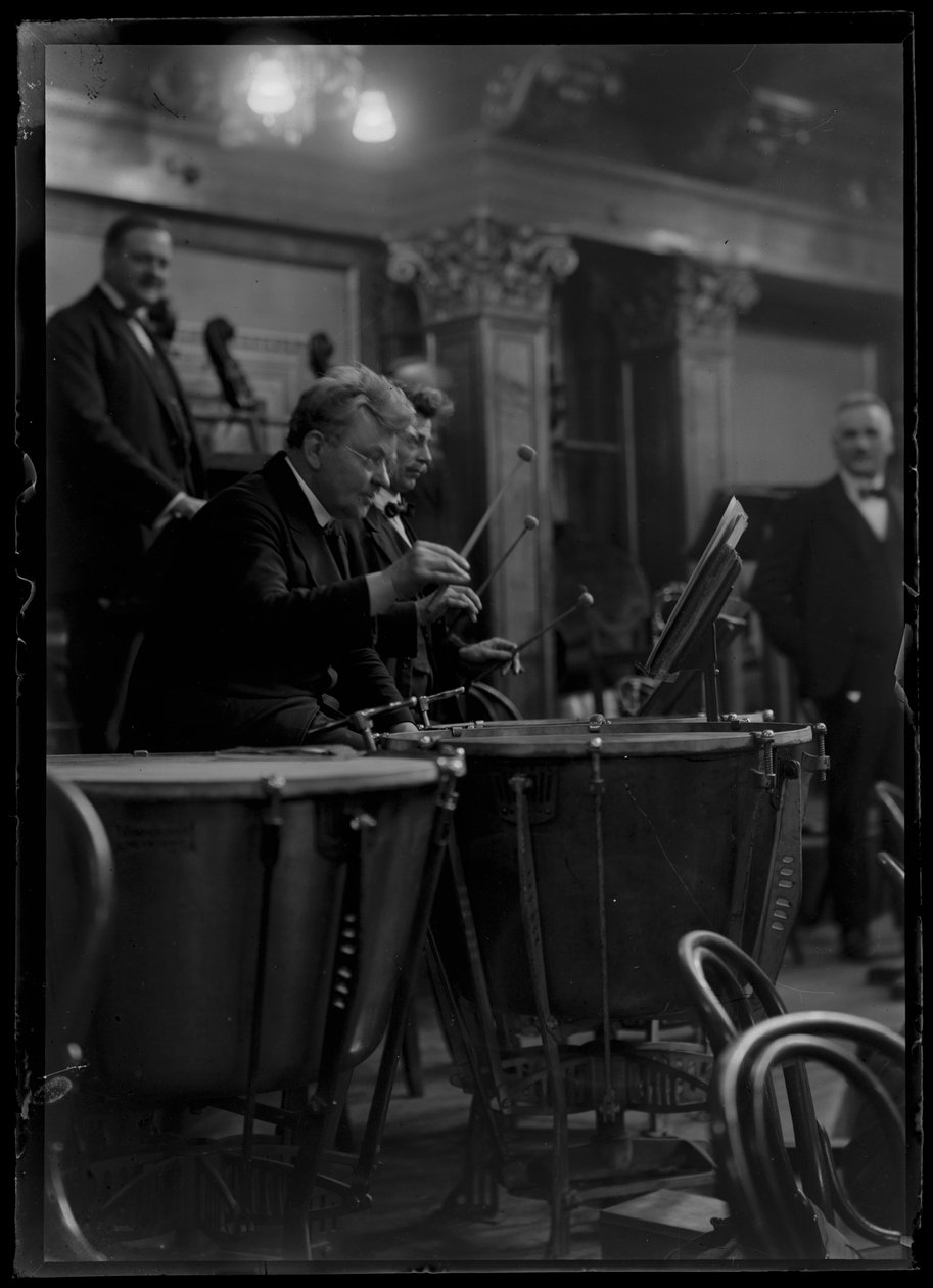 Uderzający mechanizm wiedeńskiego członka orkiestry filharmonicznej autorstwa Ferdinand Schmutzer