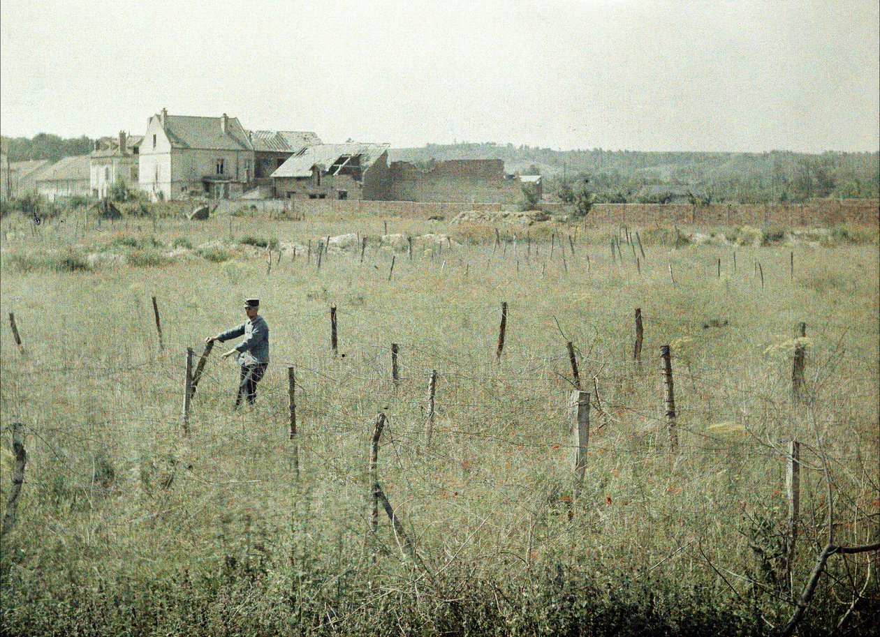 Francuski oficer sprawdza drut kolczasty wokół francuskich pozycji, Soissons, Aisne, Francja, 1917 (autochrom) autorstwa Fernand Cuville