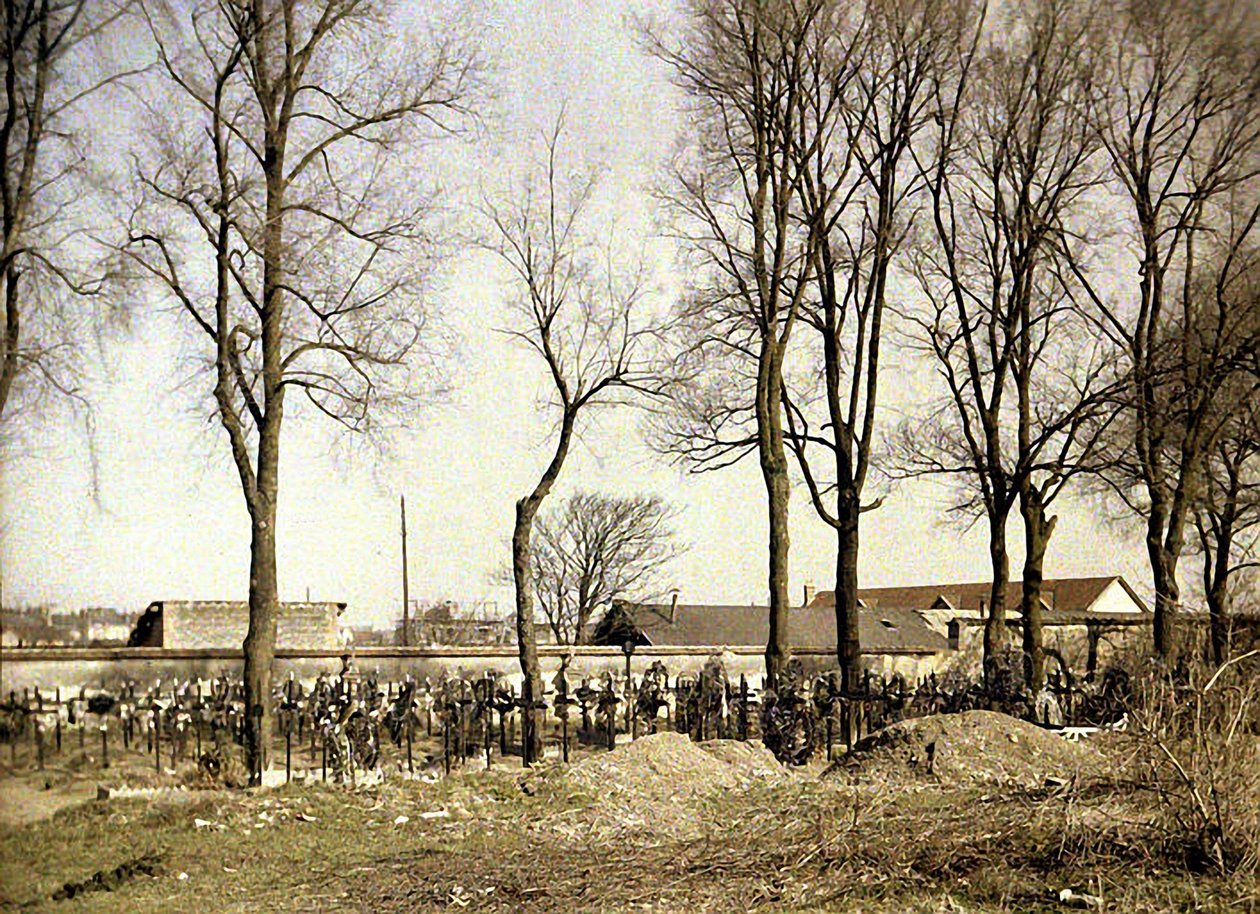 Cmentarz z nowymi grobami, Reims, Marne, Francja, 1917 (autochrom) autorstwa Fernand Cuville