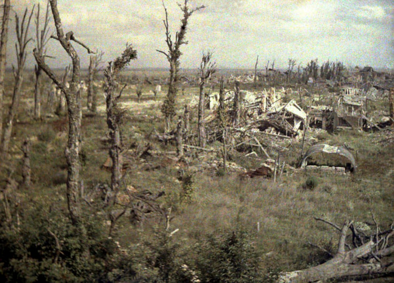 Teren w pobliżu zamku z budynkami i drzewami uszkodzonymi przez ostrzał artyleryjski, Chaulnes, Somme, Francja, 1917 (autochrom) autorstwa Fernand Cuville