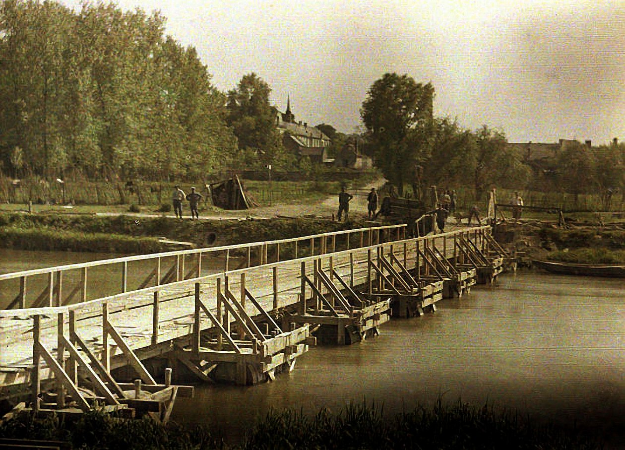 Most beczkowy na rzece Aisne, Soissons, Francja, 1917 (autochrom) autorstwa Fernand Cuville