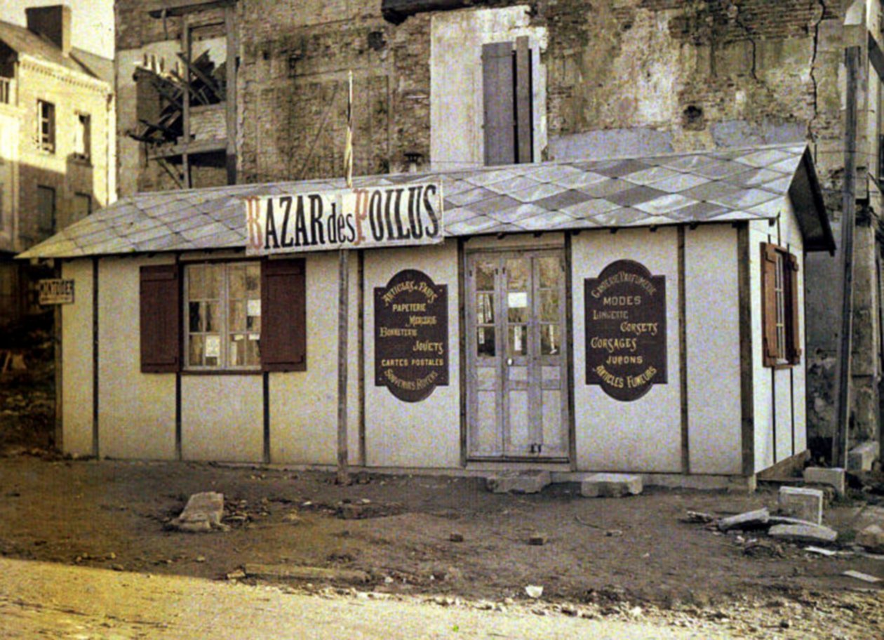 „Bazar des Poilus”, koszary francuskie, sklep z artykułami tekstylnymi i papierniczymi, Roye, Somme, Francja, 1917 (autochrom) autorstwa Fernand Cuville