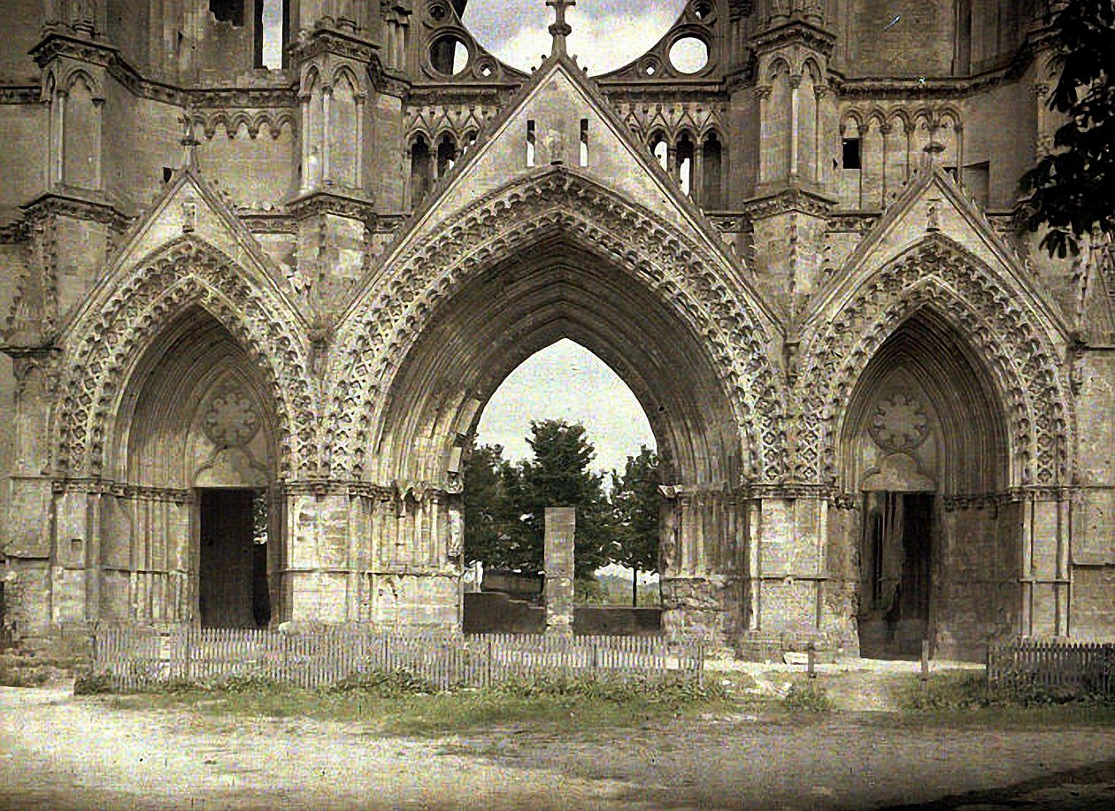 Uszkodzenie bomby Cathedrale Saint-Gervais-et-Saint-Protais, Soissons, Aisne, Francja, 1917 (autochrome) autorstwa Fernand Cuville