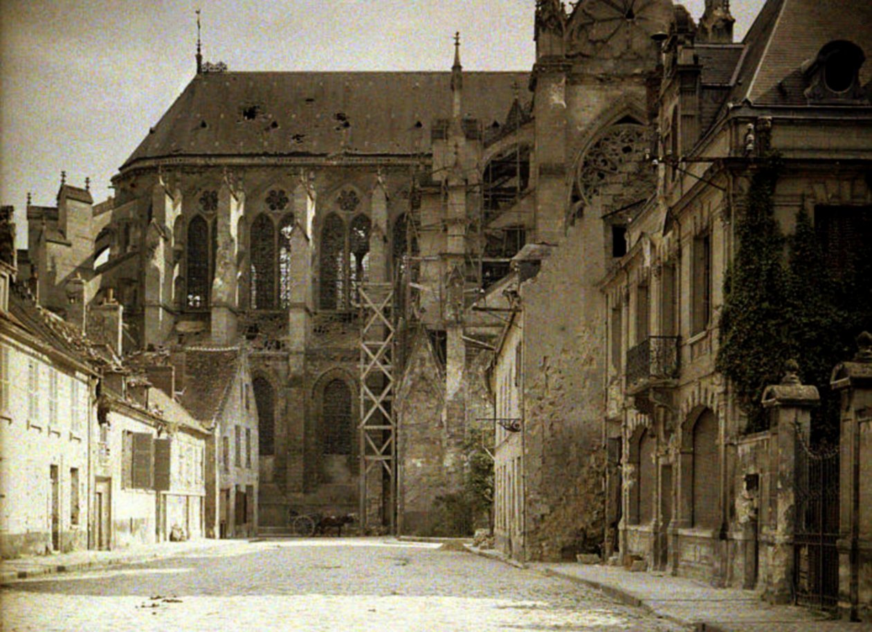Cathedrale Saint-Gervaise-et-Saint-Protais, rozpoczęta w 1180 i poważnie uszkodzona w czasie wojny, Soissons, Aisne, Francja, 1917 (autochrom) autorstwa Fernand Cuville
