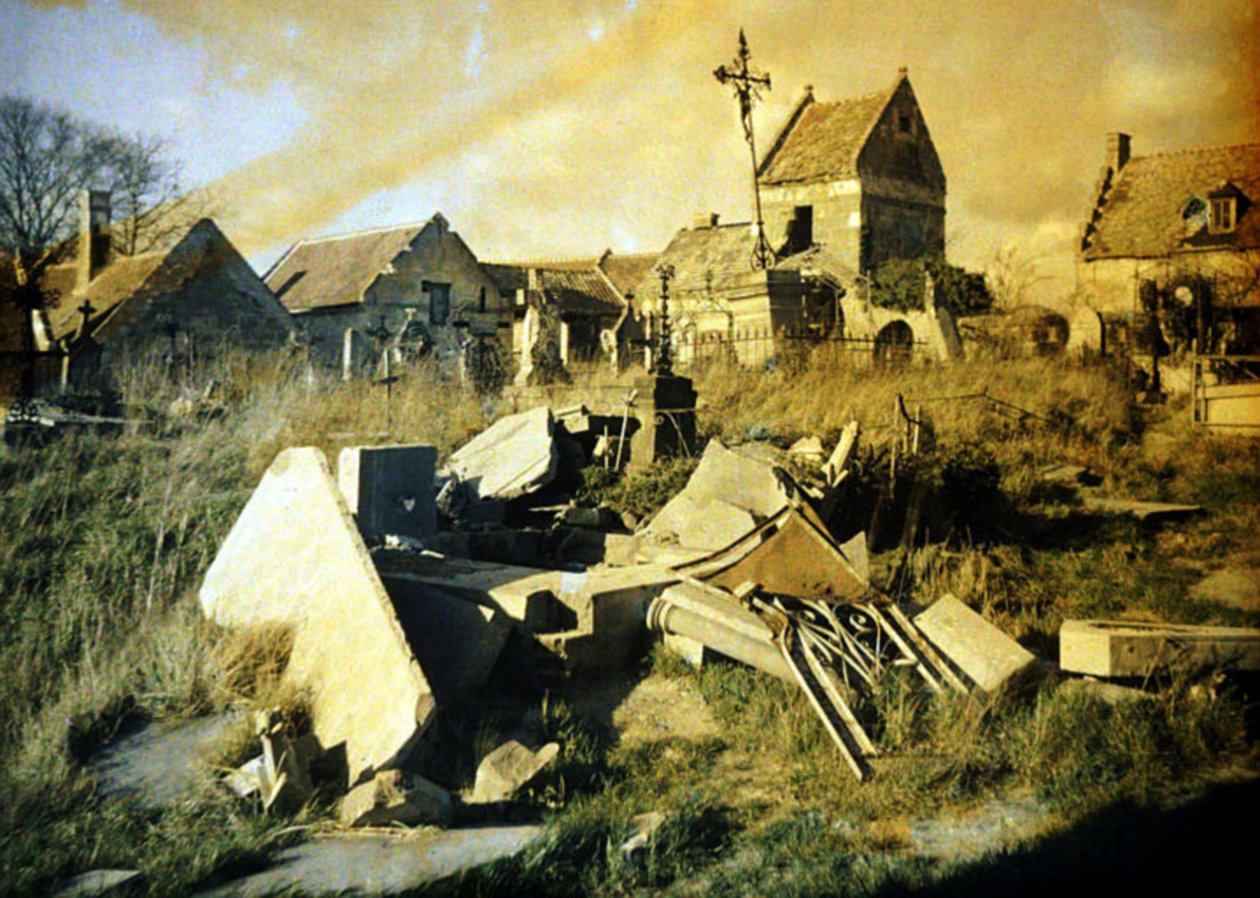 Cmentarz z uszkodzonymi grobami, Thiescourt, Oise, Francja, 1917 (autochrom) autorstwa Fernand Cuville