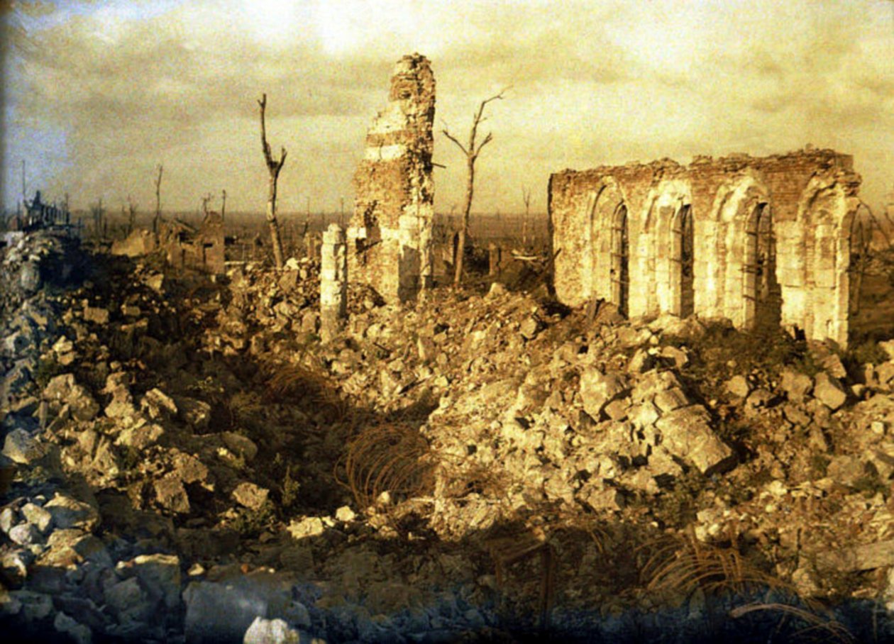 Kościół zniszczony w czasie wojny, Chaulnes, Somme, Francja, 1917 (autochrom) autorstwa Fernand Cuville