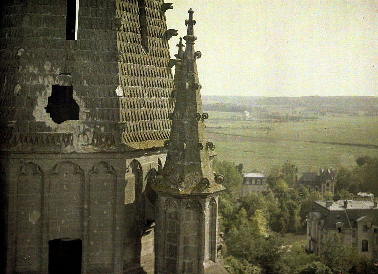 Uszkodzenie opactwa Saint-Jean-des-Vignes, które zostało mocno zniszczone przez ostrzał artyleryjski, Soissons, Aisne, Francja, 1917 (autochrom) autorstwa Fernand Cuville