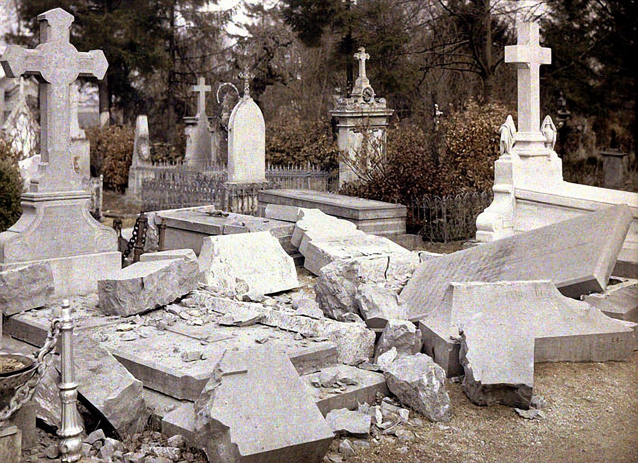 Uszkodzone groby na cmentarzu północnym, Reims, Marne, Francja, 1917 (autochrom) autorstwa Fernand Cuville