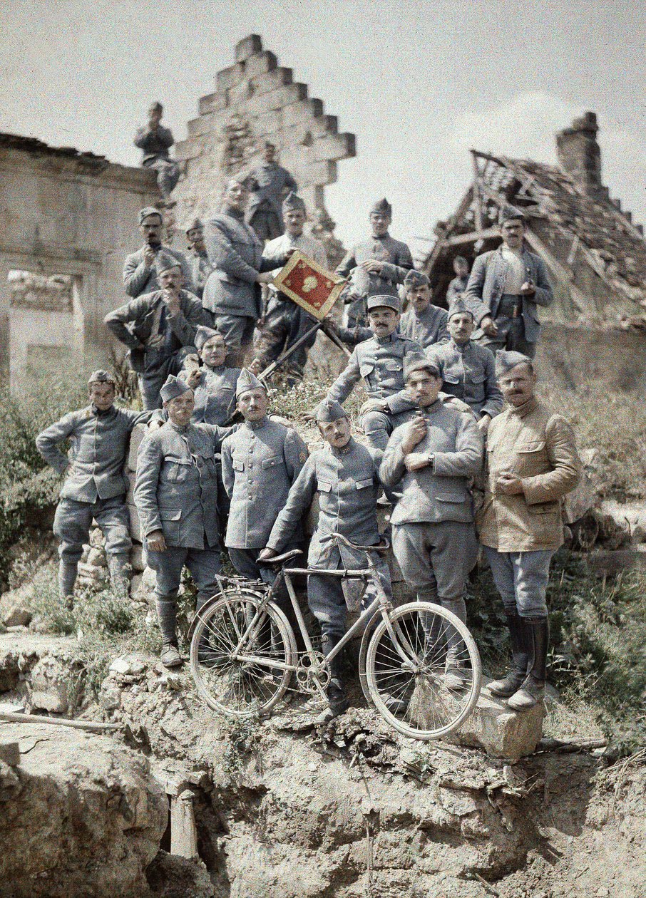 Oficerowie francuscy z 370 pułku piechoty pozują w ruinach po ataku wojsk niemieckich na Chemin des Dames koło Reims podczas I wojny światowej, Aisne, Francja, 1917 (autochrom) autorstwa Fernand Cuville