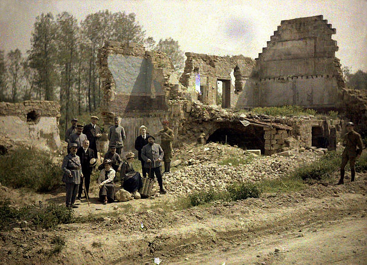 Francuscy żołnierze i aktorzy teatru frontowego pozują w ruinach, Vauxrezis, Aisne, Francja, 1917 (autochrom) autorstwa Fernand Cuville
